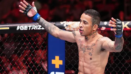 Появилось видео победы Пратеса нокаутом в бою с Нилом на турнире UFC 319