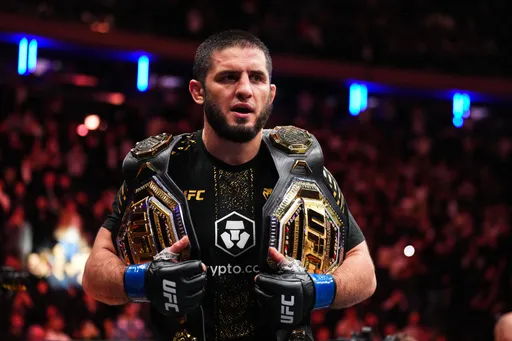 Первый двойной чемпион UFC из России и один из величайших бойцов в истории: биография Ислама Махачева