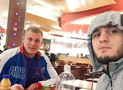 Павлович рассказал о тренировках с Махачевым: он – конкретная плита, из-под которой очень тяжело подняться