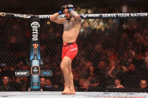 Обвинения в домашнем насилии, пауза в карьере и возможное лишение пояса UFC: карьера Топурии пошла под откос