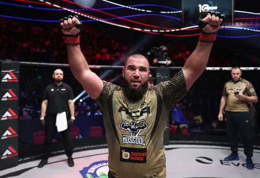 Лесбиянкалар бір-бірінің түкті писькилерін жалайды