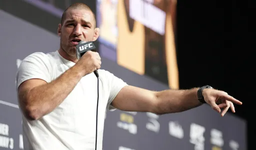 «Если ничего не изменится, с меня хватит»: Стрикленд объявил войну UFC и готов оставить пояс ради бокса