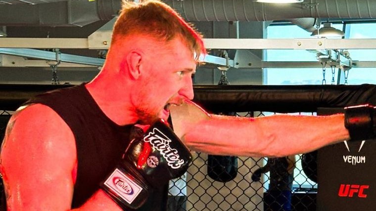 Волков в соцсетях показал, как готовится к бою против Туивасы на UFC 293