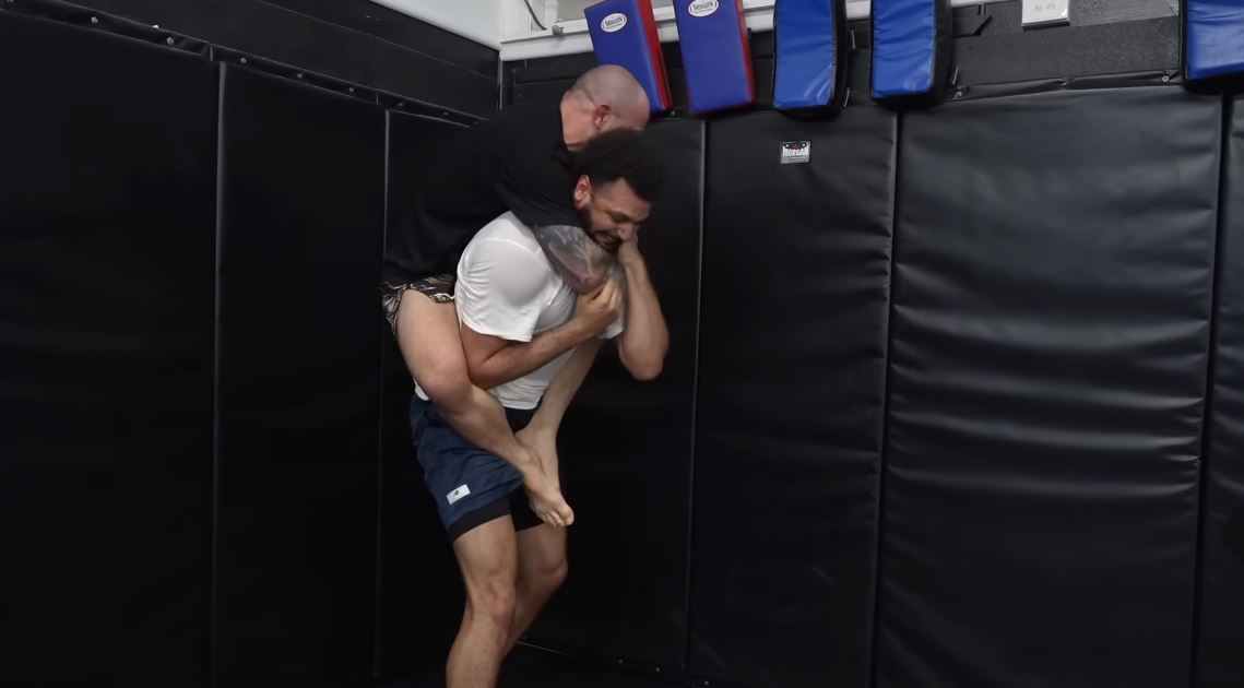 Появилось видео совместной тренировки чемпиона UFC Волкановски с игроком НБА Мюрреем