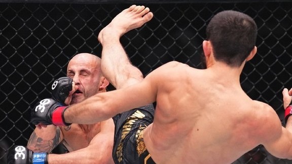 Тренер Волкановски уверен, что Махачев сломал ногу об голову подопечного на UFC 294