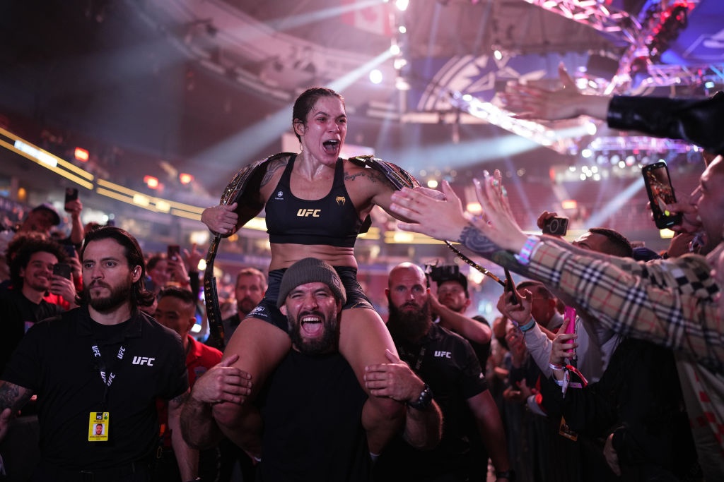 Величайшая всех времен: Аманда Нуньес завершила карьеру на вершине славы в статусе двойной чемпионки UFC