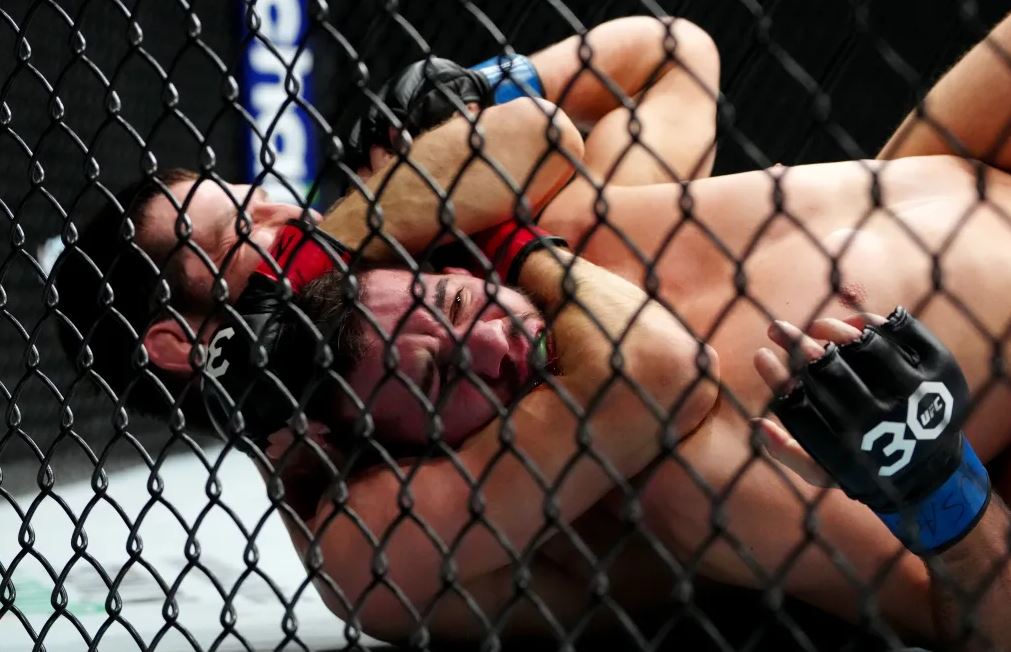 Уланбеков задушил Дердена на UFC 296