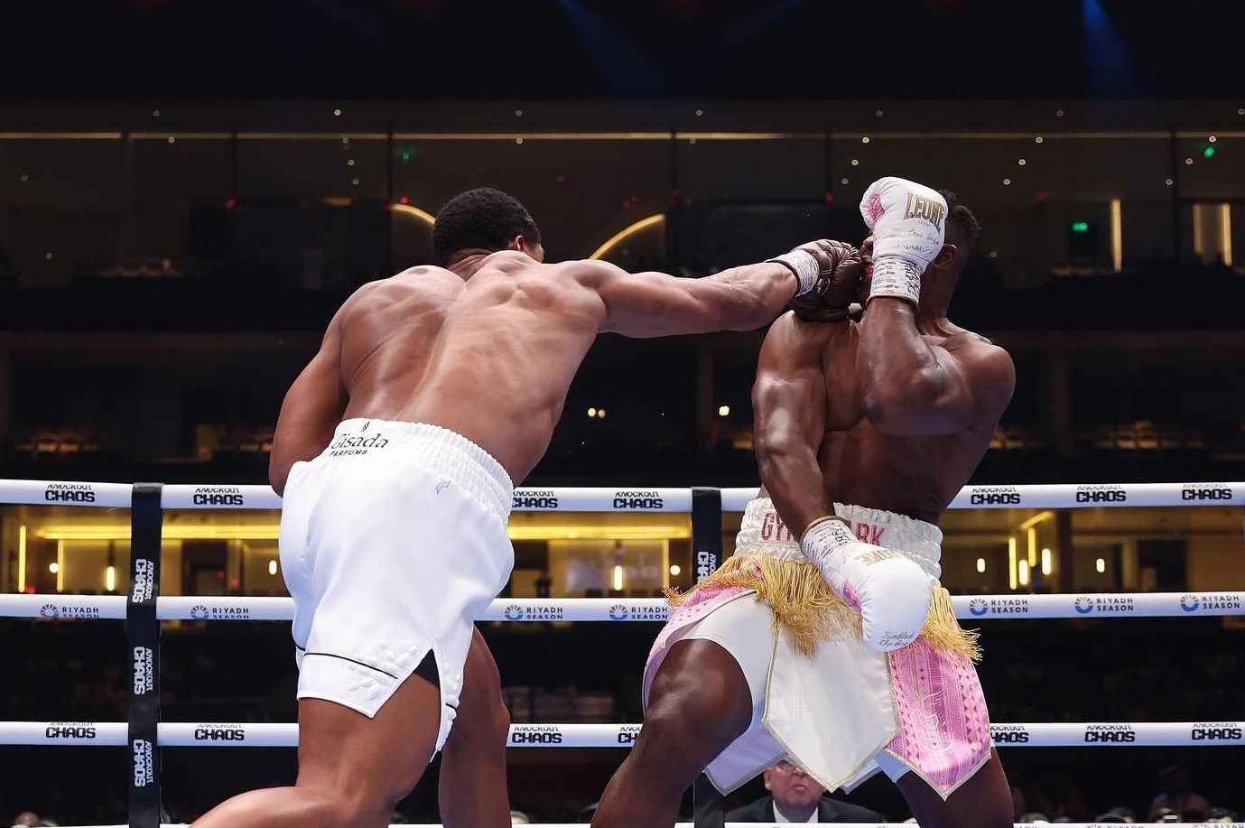 Джошуа нокаутировал Нганну в боксерском поединке в Саудовской Аравии