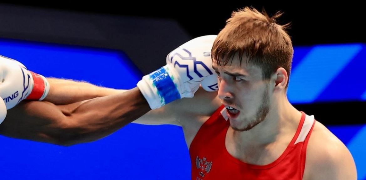 Российский боксер Атаев вышел в полуфинал чемпионата Европы без единого боя