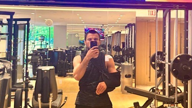 Умар Нурмагомедов показал фотографию из зала после операции на плечо