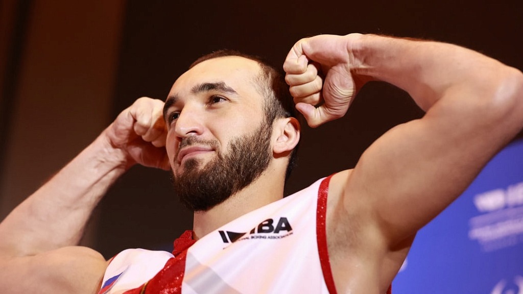 Двукратный чемпион мира по боксу Гаджимагомедов проведет бой в профессионалах в августе-сентябре