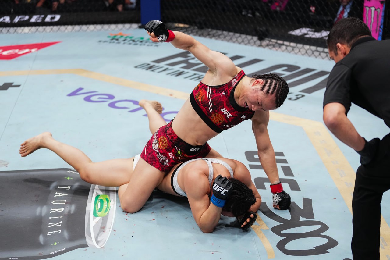 Жанг победила Сяонань на турнире UFC 300 и защитила чемпионский титул
