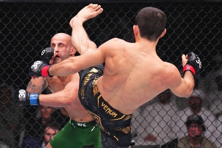 Петр Ян признался, что не был удивлен победе Махачева нокаутом над Волкановски на UFC 294