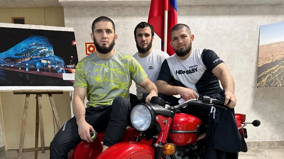 Махачев показал фото с Хабибом на мотоцикле: дорога на UFC 302