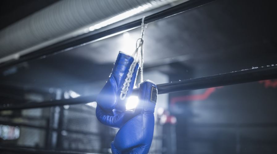 Федерация бокса пригласила попавшего под машину террористов 8-летнего мальчика на тренировки