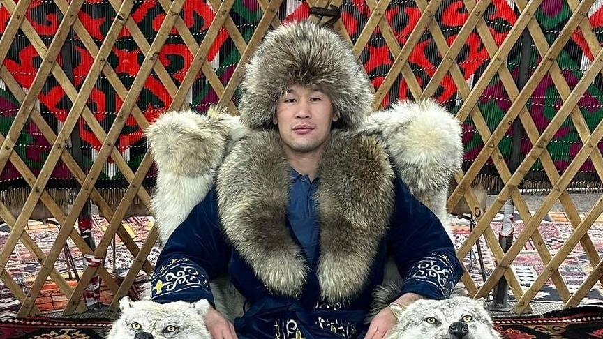 Рахмонов показал фото, где он сидит на волчьих шкурах: волки под нами