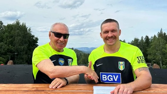 Усик подписал контракт с украинским футбольным клубом и сыграет в Высшей лиге