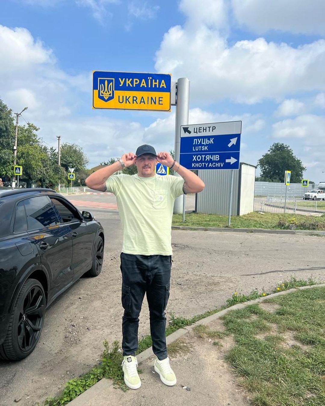 Александр Усик показал в соцсетях, что вернулся в Украину
