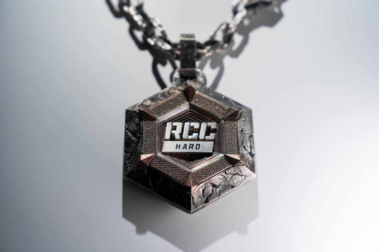 RCC Hard представила чемпионский кулон, созданный совместно с ювелирным брендом