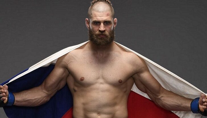 Прохазка стал новым чемпионом UFC полутяжелого веса, задушив Тейшейру на 275-м турнире