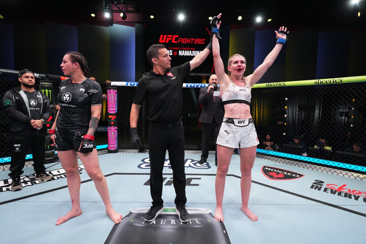 Дарья Железнякова празднует победу в дебютном бое в UFC