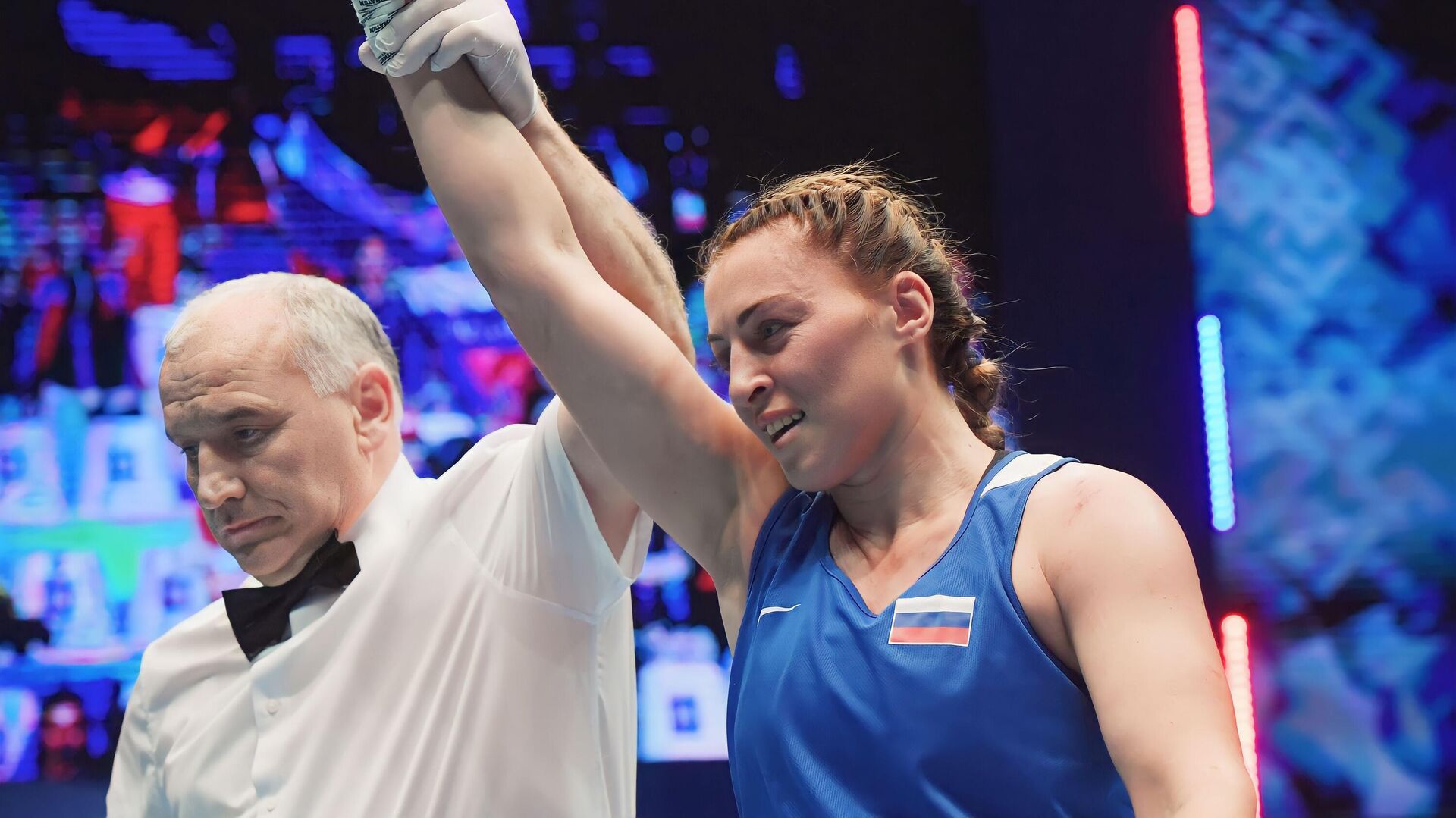 Женская сборная России по боксу вышла с флагом страны на церемонии открытия чемпионата мира