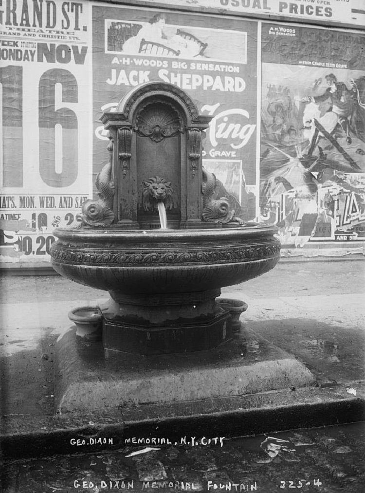 Одна из редких фотографий мемориального фонтана в честь&nbsp;Джорджа Диксона