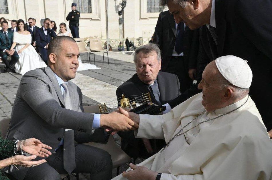 Глава IBA Кремлев подарил Папе Римскому боксерский ринг: вера и спорт всегда должны следовать вместе