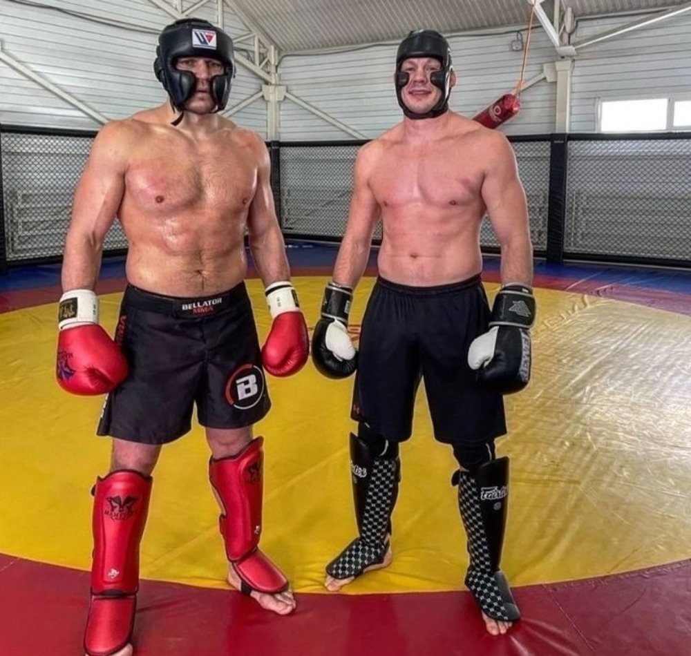 Вадим Немков во время подготовки к бою, рядом и средневес UFC Денис Тюлюлин