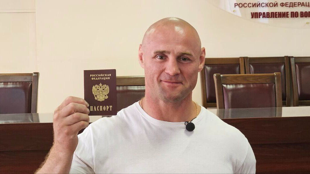 Боец MMA Глухов получил российский паспорт