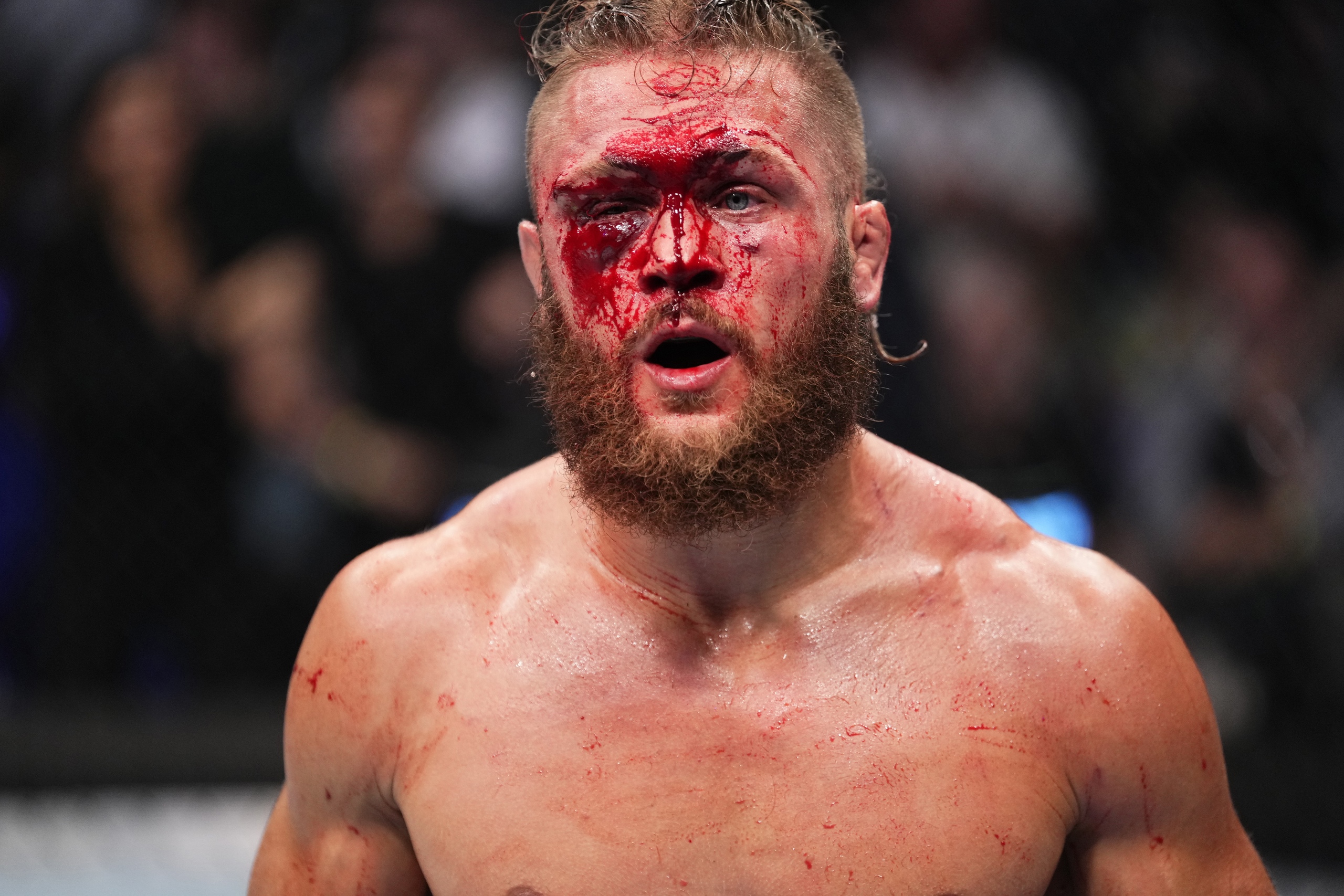 На Олимп пока рановато: Рафаэль Физиев проиграл Джастину Гейджи в кровавой мясорубке на UFC 286