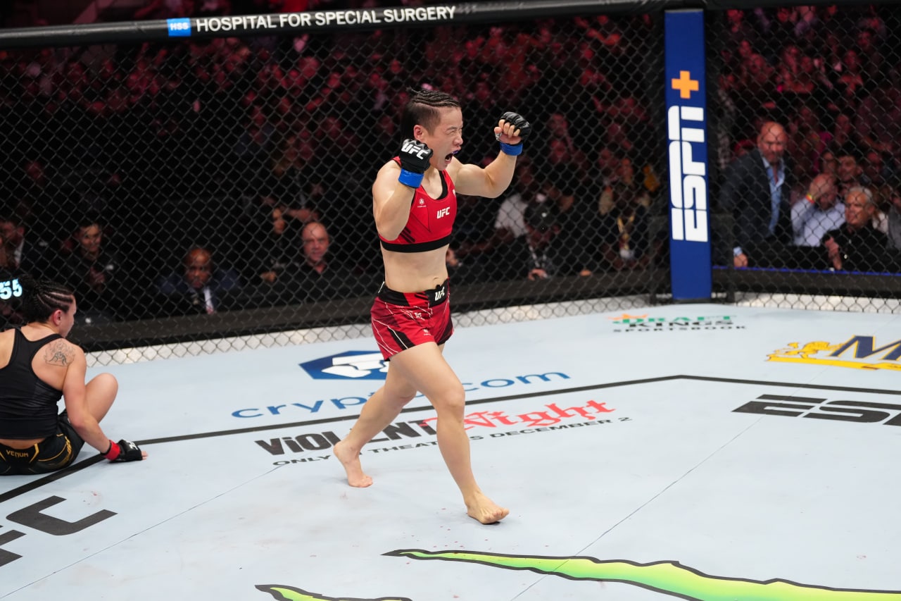 Жанг задушила Эспарзу на UFC 281 и завоевала титул чемпионки в минимальном весе