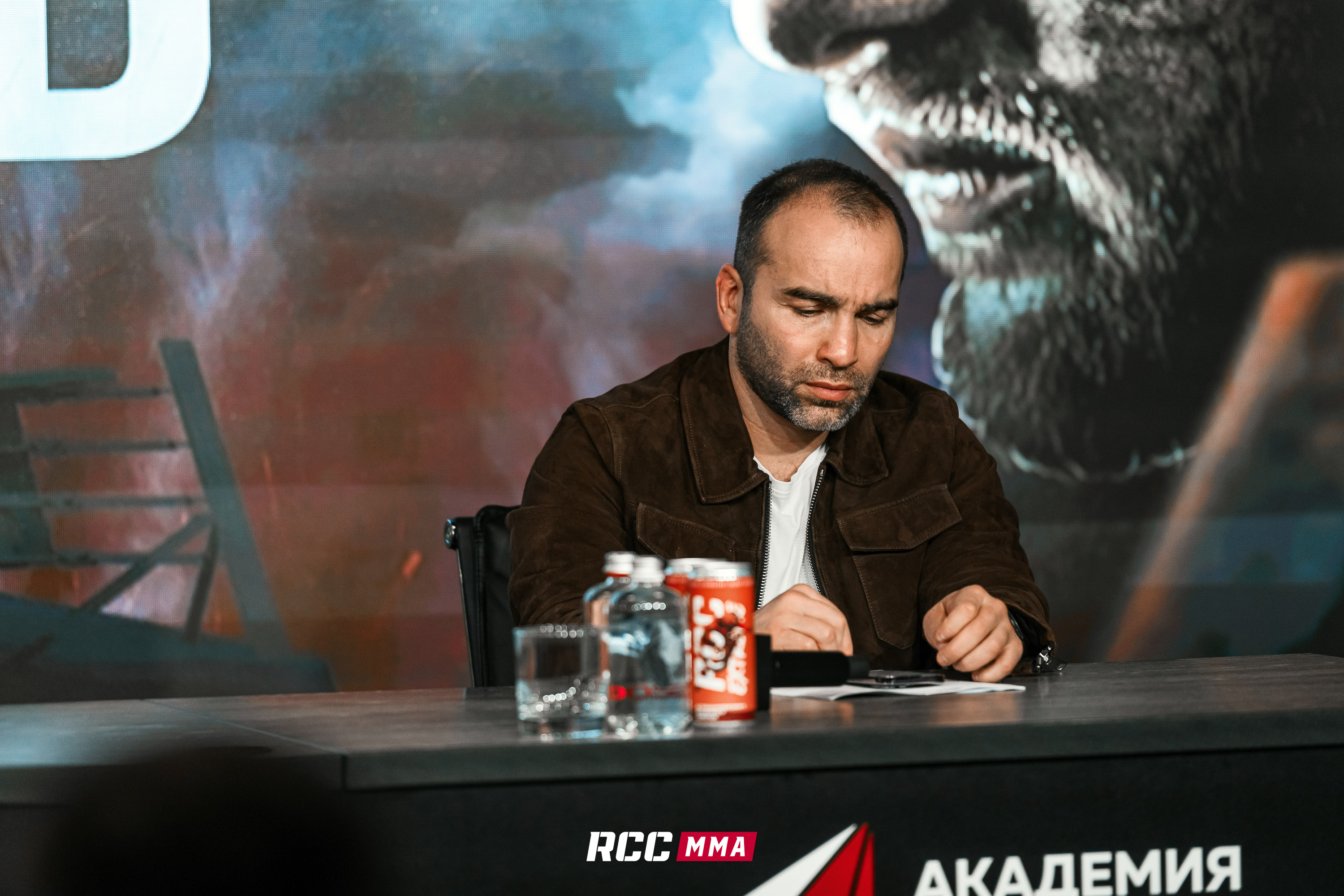 Гаджиев предположил, что может последовать после того, как UFC разрешил использовать российские флаги
