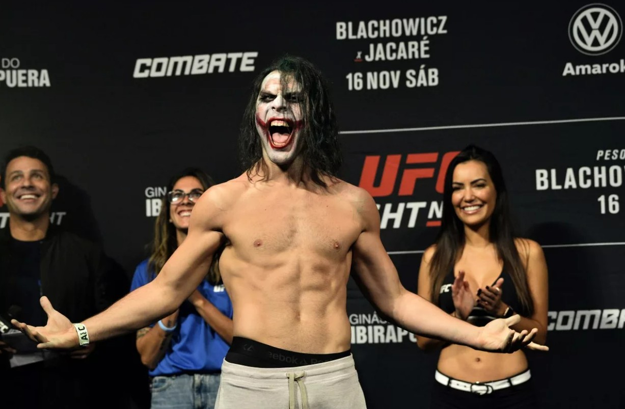 Танцевальные баттлы, герои комиксов и смешные пародии: самые яркие битвы взглядов в UFC