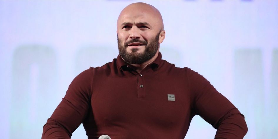 ВИДЕО: Исмаилов и экс-боец UFC Перри провели дуэль взглядов и подрались