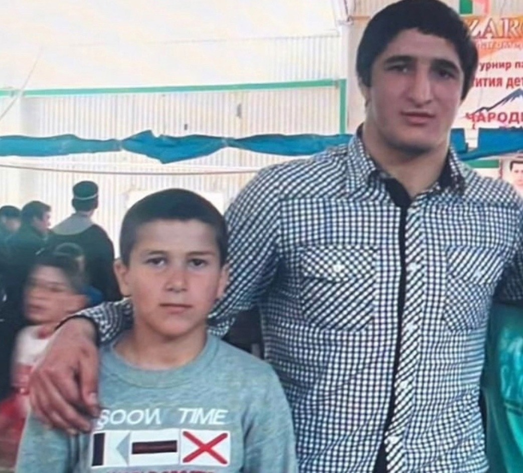 Юный Ахмед Тажудинов с Абдулрашидом Садулаевым