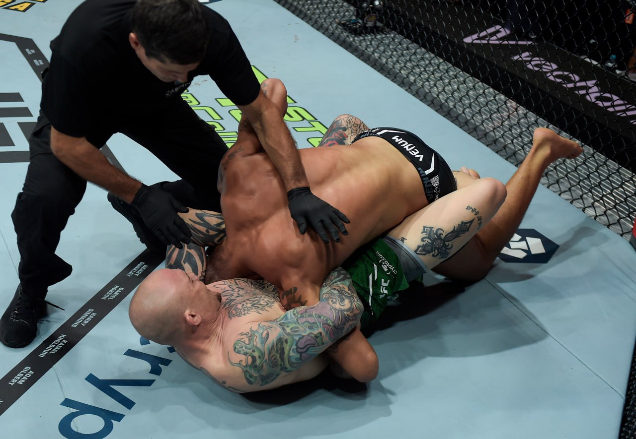 Смит победил Петрино удушающим приемом на турнире UFC 301