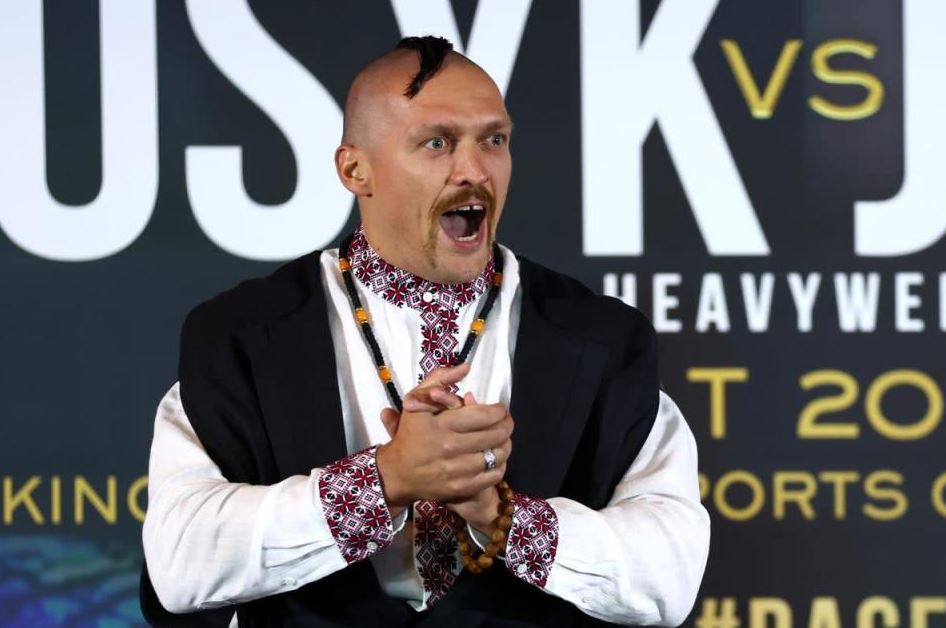 Украинский боксер Редкач назвал Усика клоуном за образ казака на битве взглядов с Джошуа