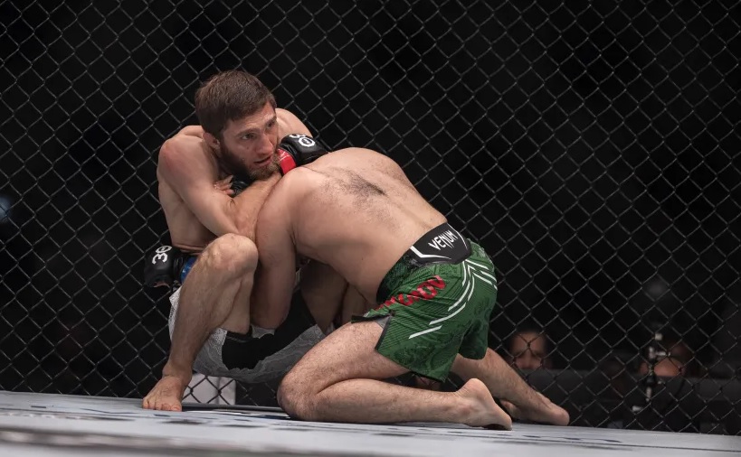 Нурмагомедов расправился с Гафуровым за 73 секунды, эффектно задушив его на UFC 294