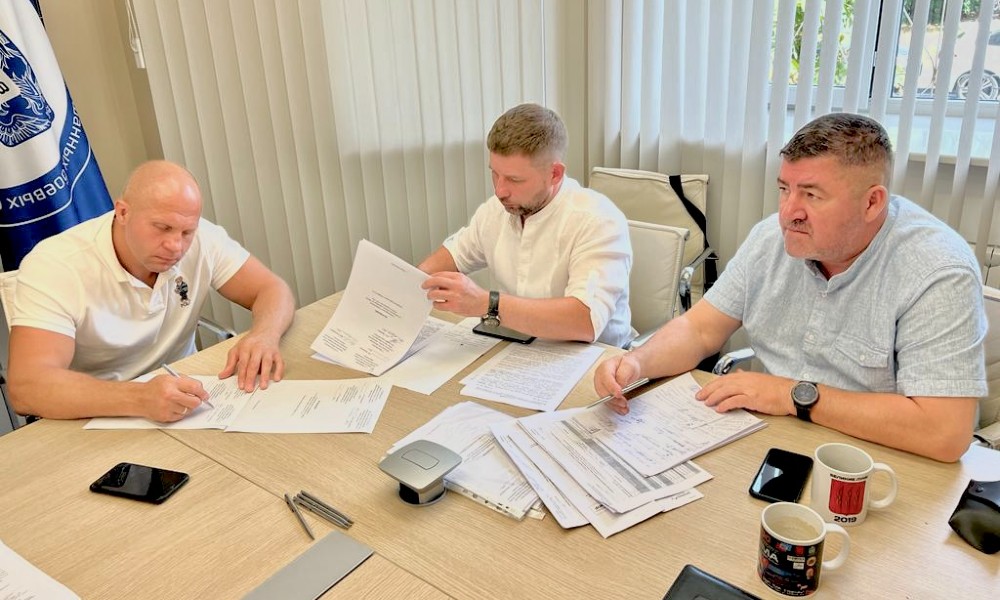 Федор Емельяненко подписывает документы Кубка Содружества