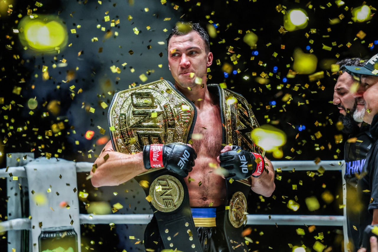 Украинец Крыкля нокаутировал Робертса и стал инаугурационным чемпионом ONE по муай-тай