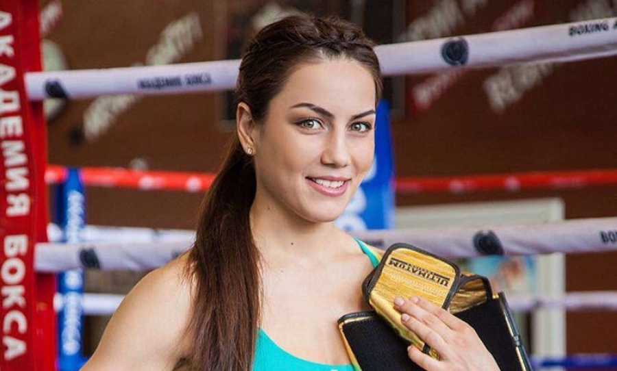 Чемпионка мира по боксу Шарипова задушила соперницу в дебютном поединке по правилам ММА