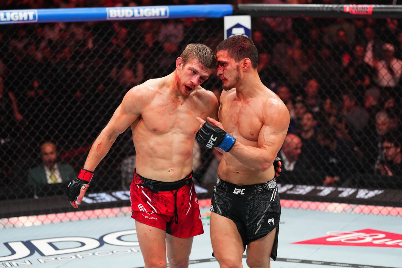 Россиянин Евлоев остался непобежденным, а Дю Плесси одолел Стрикленда: итоги турнира UFC 297