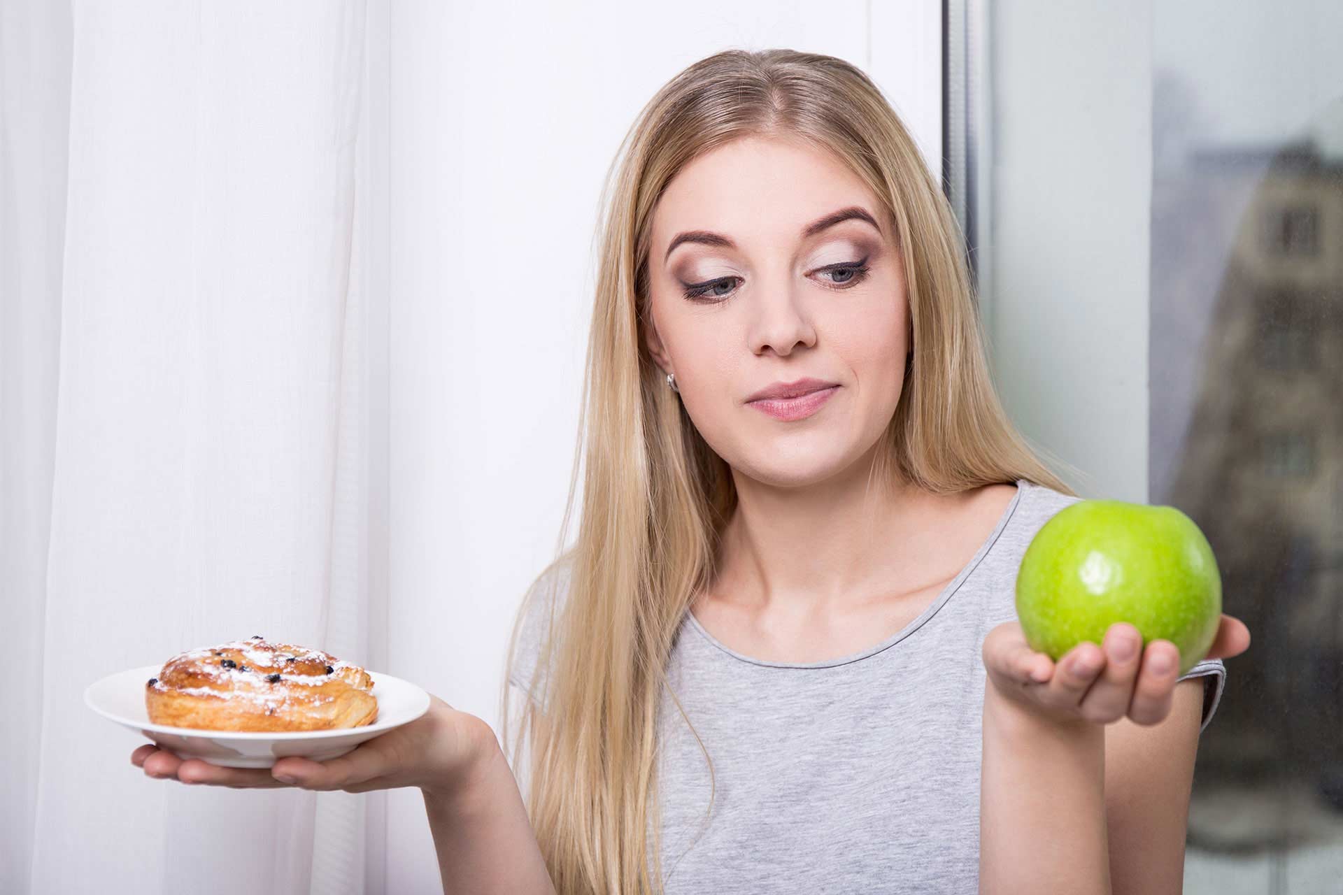 Можно есть яблоко на диете. Девушка на диете. Правильное питание девушка. Здоровое пищевое поведение. Сидеть на диете.