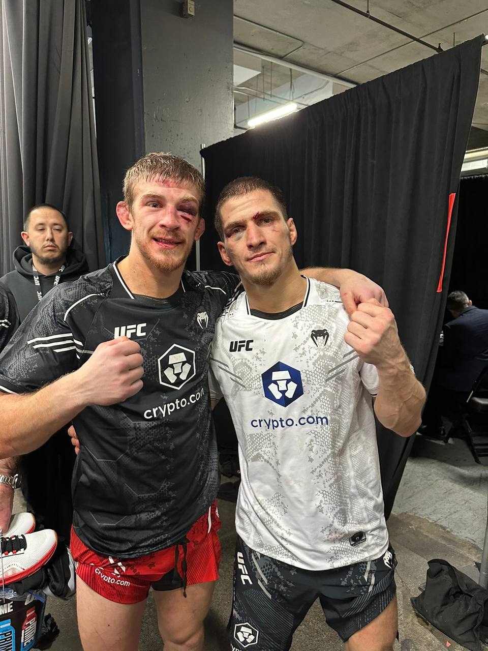 Арнольд Аллен и Мовсар Евлоев после поединка на турнире UFC 297