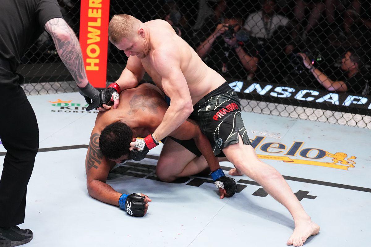 Россиянин Павлович уничтожает соперников и ставит рекорд в UFC: американец Блейдс попал под жесткий каток
