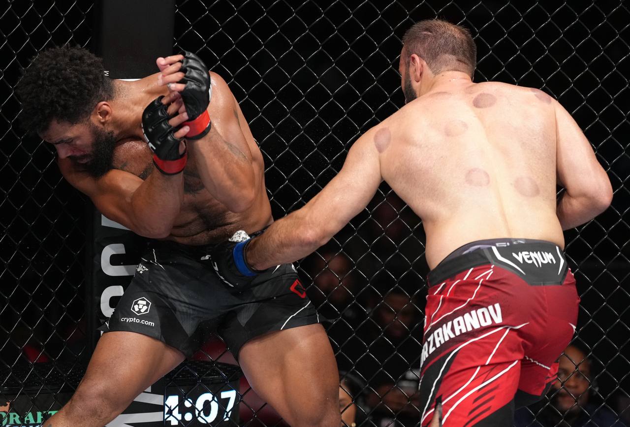 Россиянин Мурзаканов нокаутировал американца Кларка на турнире UFC on ESPN 41
