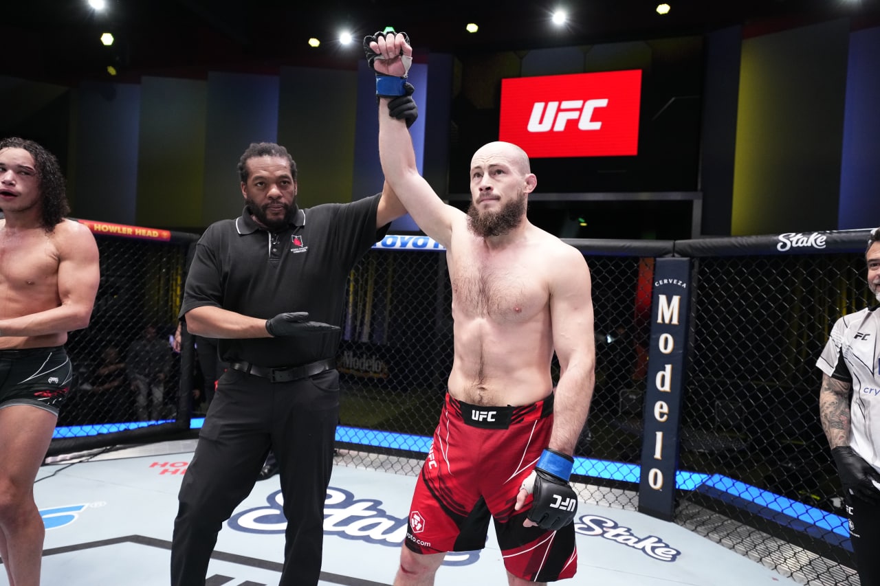 Фахретдинов победил Батла решением судей на турнире UFC Fight Night 216