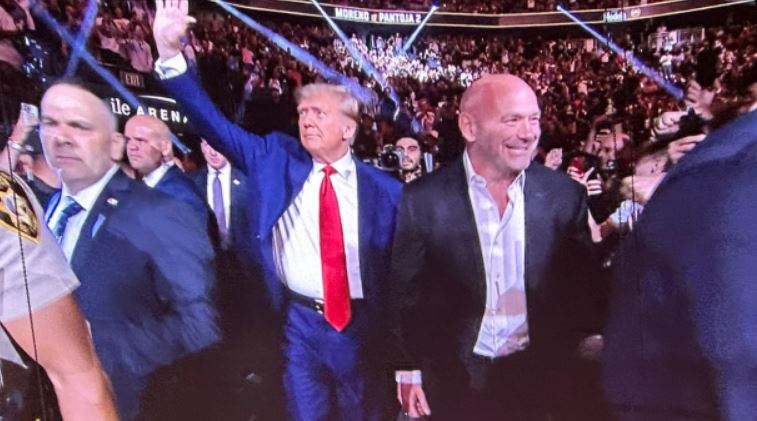 Бывший президент США Дональд Трамп посетил турнир UFC 290 в Лас-Вегасе