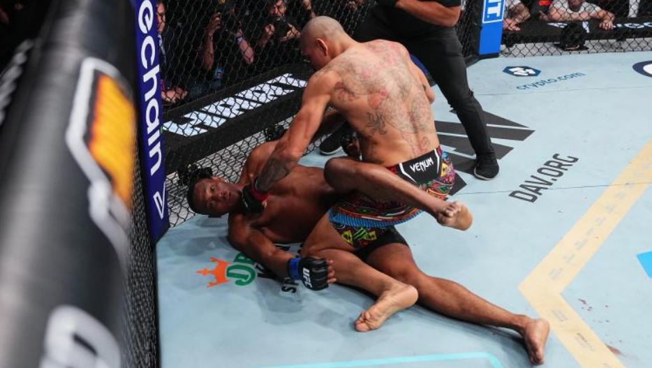 Кормье не понимает, как Хилл получил бой на UFC 303 после нокаута от Перейры